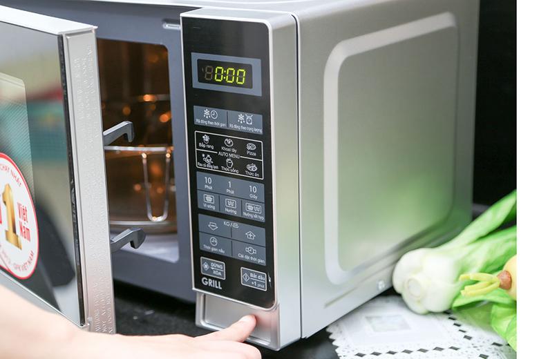 Mở cửa nhanh gọn, dễ dàng - Lò vi sóng Sharp 20 lít R-G272VN-S
