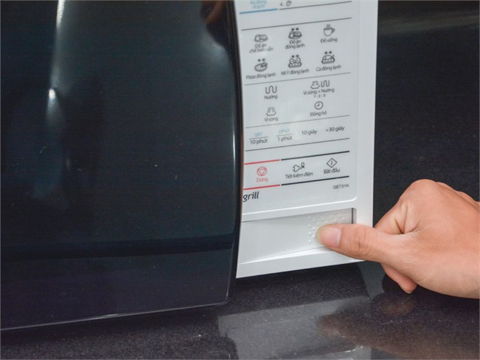 Lò vi sóng Samsung GE731K 20 lít Màu Trắng - Đen