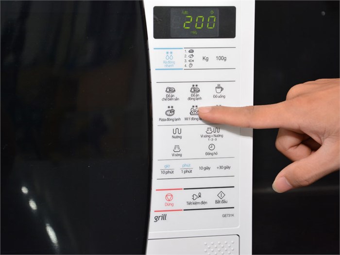 Lò vi sóng Samsung GE731K 20 lít Màu Trắng - Đen