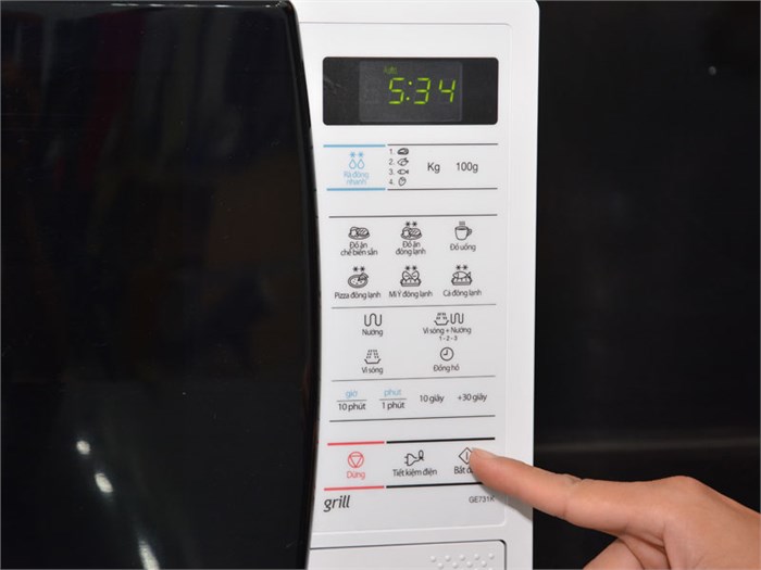 Lò vi sóng Samsung GE731K 20 lít Màu Trắng - Đen