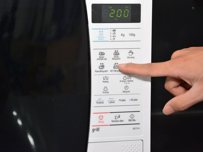 Lò vi sóng Samsung GE731K 20 lít Màu Trắng - Đen