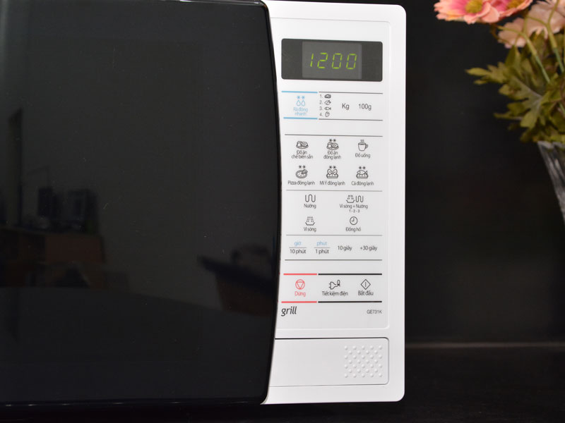Lò vi sóng Samsung GE731K 20 lít Màu Trắng - Đen