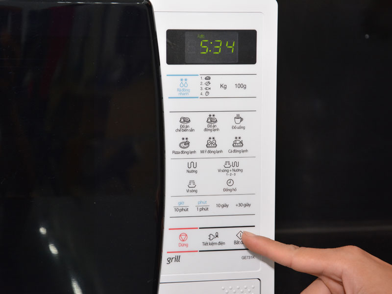 Lò vi sóng Samsung GE731K 20 lít Màu Trắng - Đen