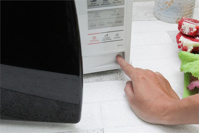 Lò vi sóng Samsung ME731K 20 lít Màu Trắng - Bạc