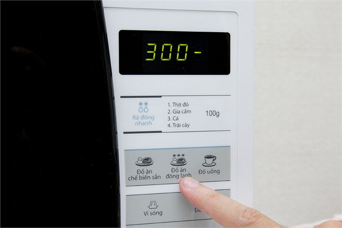 Lò vi sóng Samsung ME731K 20 lít Màu Trắng - Bạc