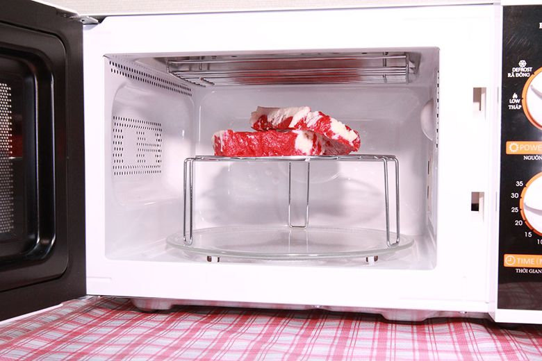 Lò vi sóng có nướng rất tiện lợi Lò vi sóng có nướng rất tiện lợi