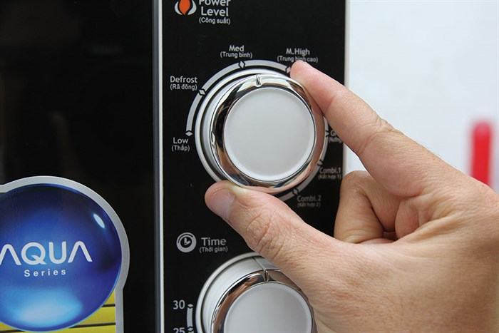 Lò vi sóng Sanyo EM-G1125W 17 lít Màu Trắng - Đen