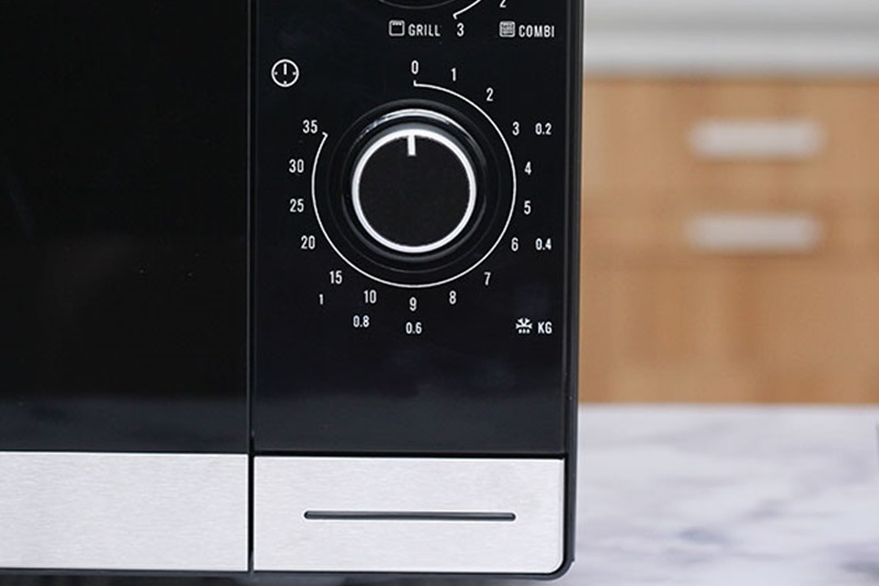 Bảng điều khiển tiện lợi - Lò vi sóng Electrolux 23 lít EMM2318X