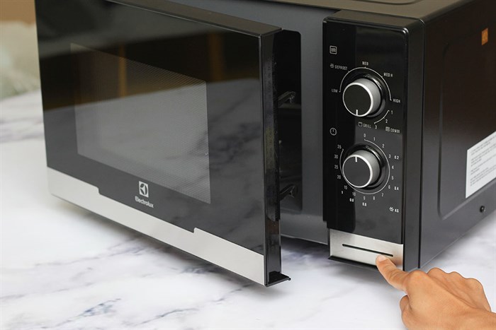 Lò vi sóng có nướng Electrolux EMM2318X 23 lít Màu Đen