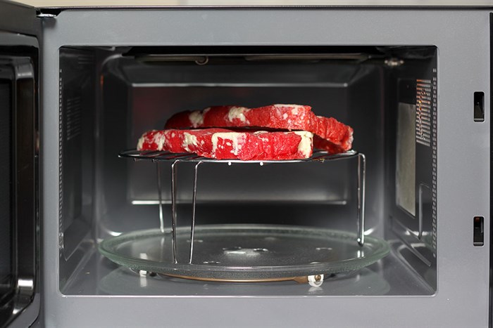 Lò vi sóng có nướng Electrolux EMM2318X 23 lít Màu Đen