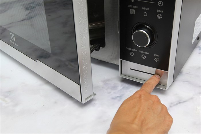 Lò vi sóng Electrolux EMS3087X 30 lít Màu Đen