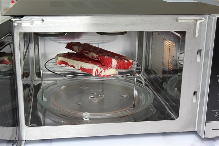 Lò vi sóng Electrolux EMS3087X 30 lít Màu Đen