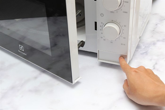 Lò vi sóng có nướng Electrolux EMM2022GW 20 lít Màu Trắng