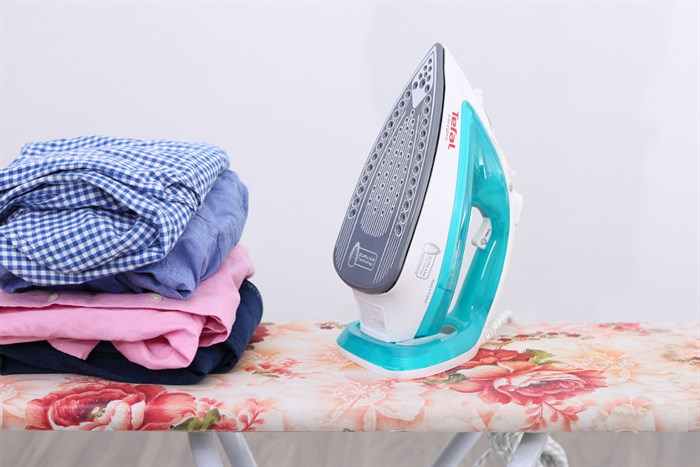Bàn ủi hơi nước Tefal FV3910E0 2400W Màu Trắng - Xanh