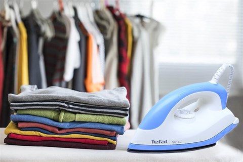 Kiểu dáng gọn nhẹ cùng màu sắc trẻ trung, hiện đại trên Bàn ủi khô Tefal FS2525E0