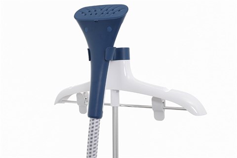 Thời gian làm nóng mặt đế chỉ 60 giây, phun hơi liên tục đến 32 g/phút trên bàn ủi hơi nước Philips GC518