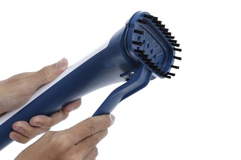 Kẹp xếp ly mang lại khả năng ủi quần tây thuận tiện và bàn chải vải giúp hơi nước thấm sâu, làm phẳng quần áo nhanh chóng trên bàn ủi hơi nước Philips GC518