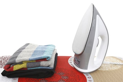 Kiểu dáng mềm mại, màu sắc hiện đại trên Bàn ủi khô Tefal FS2610L0