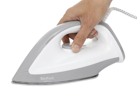 Núm vặn hiệu quả và công suất 1200 W trên Bàn ủi khô Tefal FS2610L0