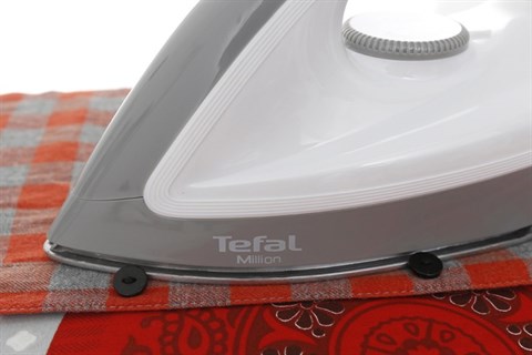 Thiết kế mũi nhọn, rãnh cúc trên Bàn ủi khô Tefal FS2610L0