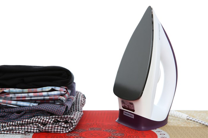 Bàn ủi khô BlueStone DIB-3726 1300W Màu Trắng - Tím