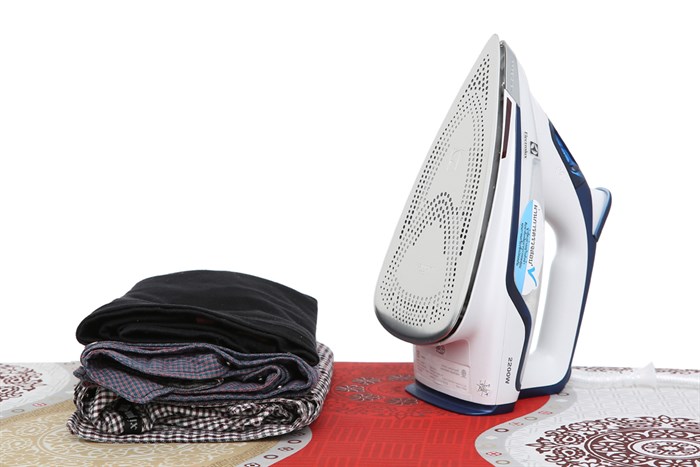 Bàn ủi hơi nước Electrolux ESI6123 2200W Màu Trắng - Xanh