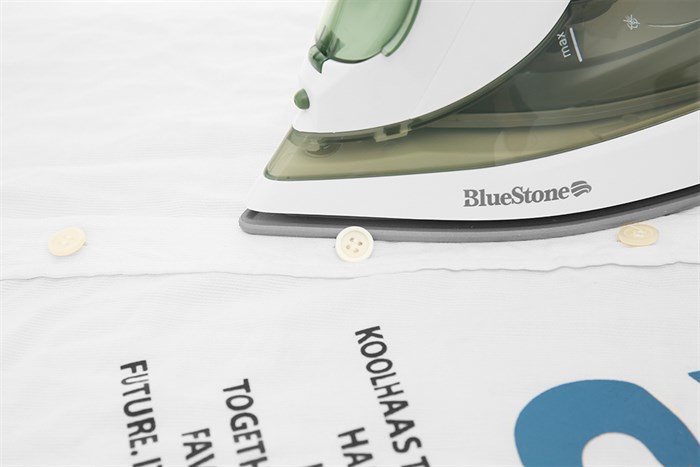 Bàn ủi hơi nước BlueStone SIB-3879 2400W Màu Trắng - Xanh lá