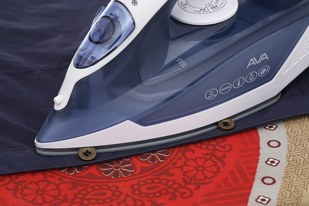 Bàn ủi hơi nước AVA RC-2022 2000W có thiết kế mũi nhọn, rãnh cúc dễ dàng là ủi ở các vị trí khó tiếp cận trên quần áo như cổ áo, hàng nút áo,…