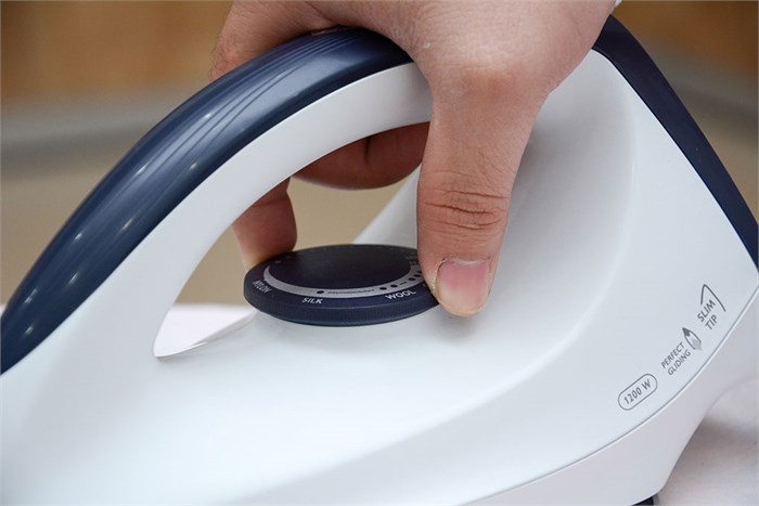 Bàn ủi khô Philips GC160 1200W Màu Trắng - Tím