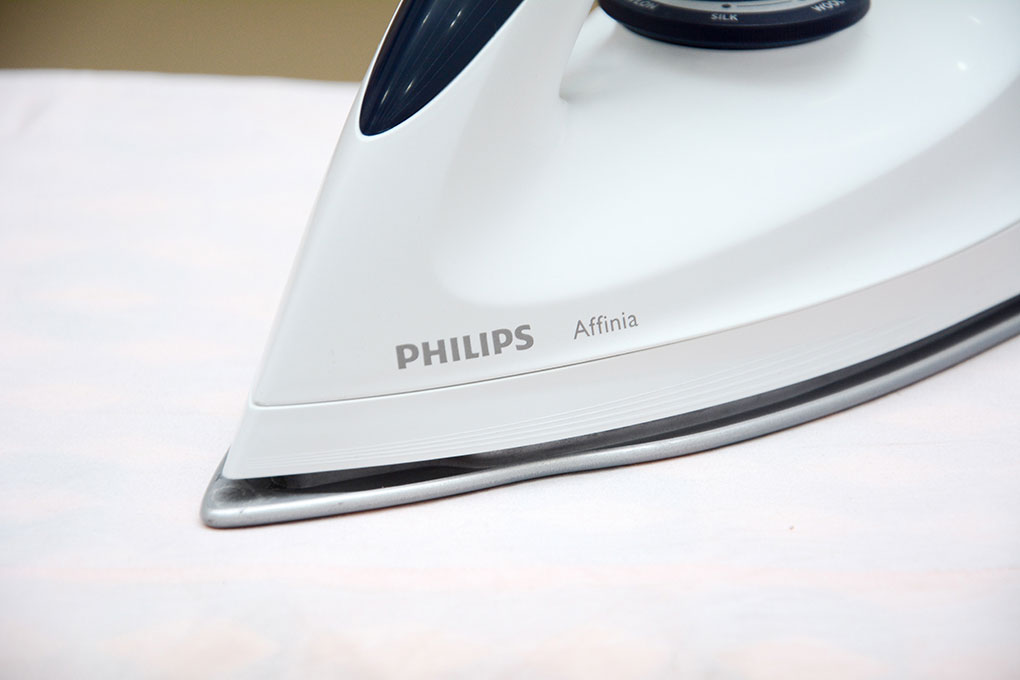 Bàn ủi khô Philips GC160 1200W Màu Trắng - Tím