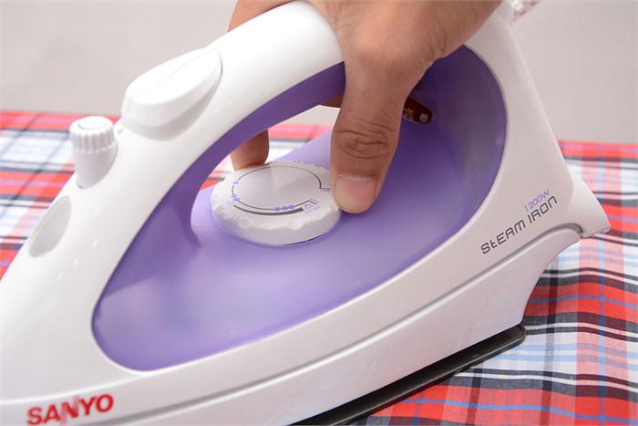 Bàn ủi hơi nước Sanyo A-S178 Màu Trắng - Tím