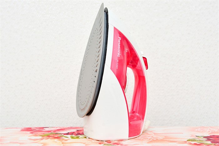 Bàn là hơi nước Panasonic NI-E200T Màu Trắng - Hồng
