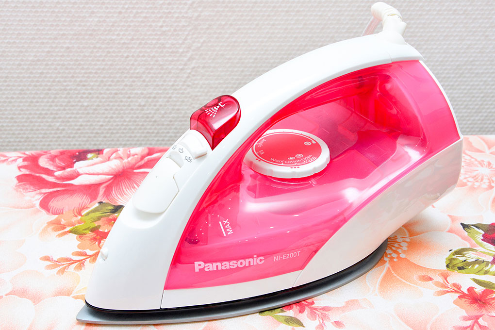 Bàn ủi hơi nước Panasonic NI-E200T Màu Trắng - Hồng