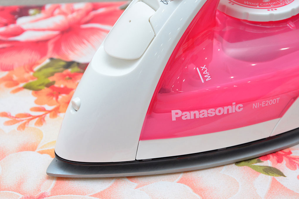 Bàn ủi hơi nước Panasonic NI-E200T Màu Trắng - Hồng