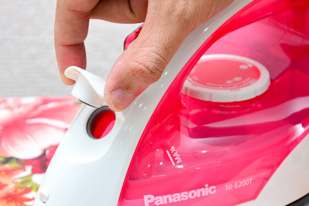 Bàn ủi hơi nước Panasonic NI-E200T Màu Trắng - Hồng