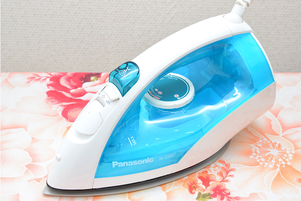 Bàn ủi hơi nước Panasonic NI-E200T Màu Trắng - Xanh