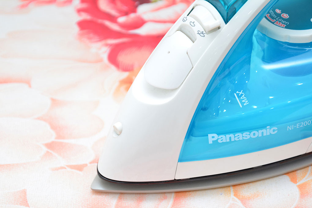 Bàn ủi hơi nước Panasonic NI-E200T Màu Trắng - Xanh