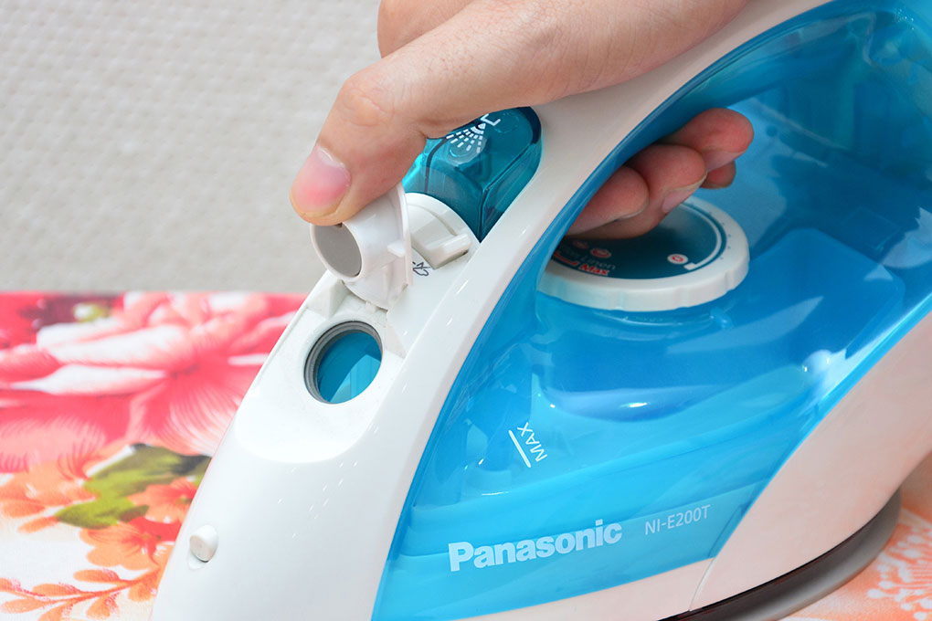 Bàn ủi hơi nước Panasonic NI-E200T Màu Trắng - Xanh