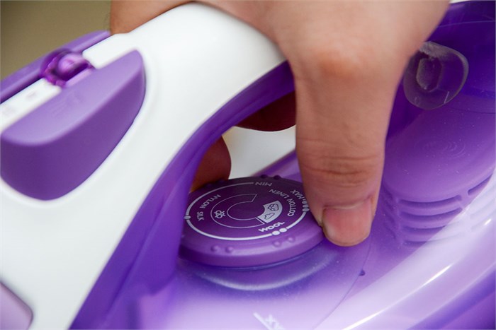 Bàn ủi hơi nước Philips GC2930 Màu Trắng - Tím