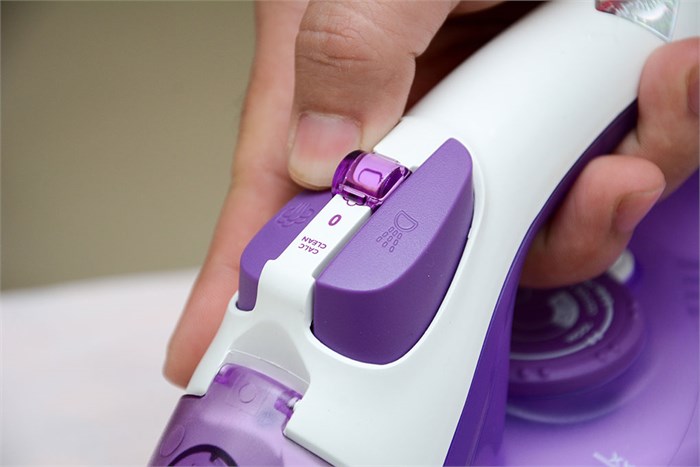 Bàn ủi hơi nước Philips GC2930 Màu Trắng - Tím