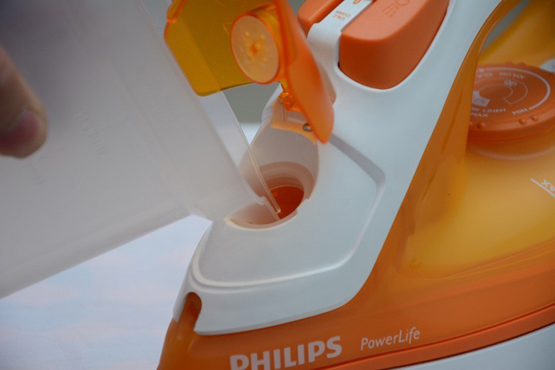 Bình chứa nước dung tích 300 ml trên Bàn ủi hơi nước Philips GC2960