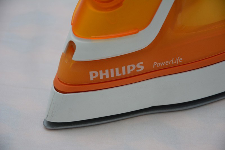 Mũi bàn ủi nhọn - Bàn ủi hơi nước Philips GC2960