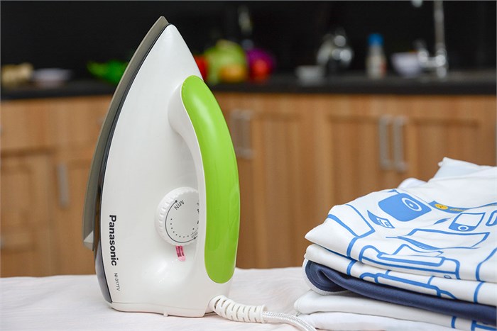 Bàn ủi khô Panasonic PABU-NI-317TXRA 1000W Màu Trắng - Xanh lá