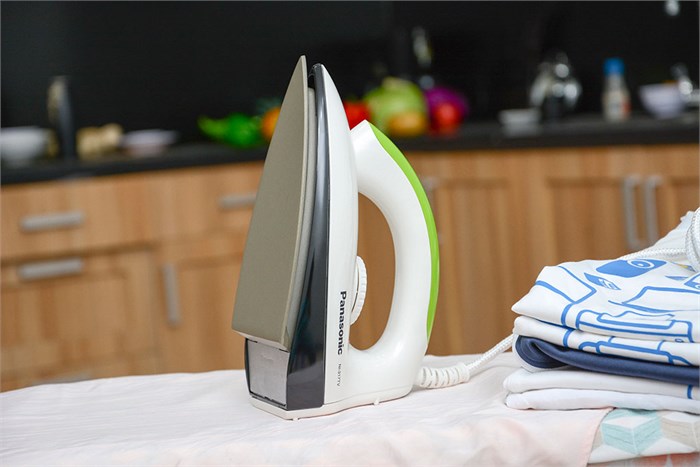 Bàn ủi khô Panasonic PABU-NI-317TXRA 1000W Màu Trắng - Xanh lá