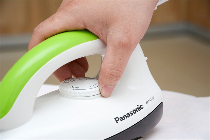 Bàn ủi khô Panasonic PABU-NI-317TXRA 1000W Màu Trắng - Xanh lá
