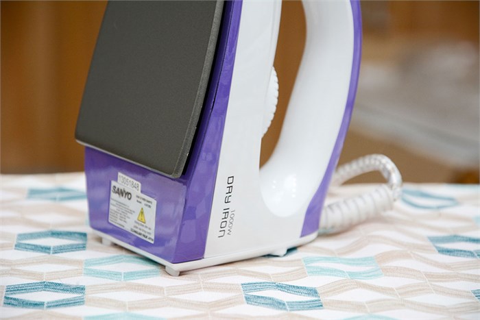 Bàn ủi khô Sanyo A-D1282 Màu Trắng - Tím