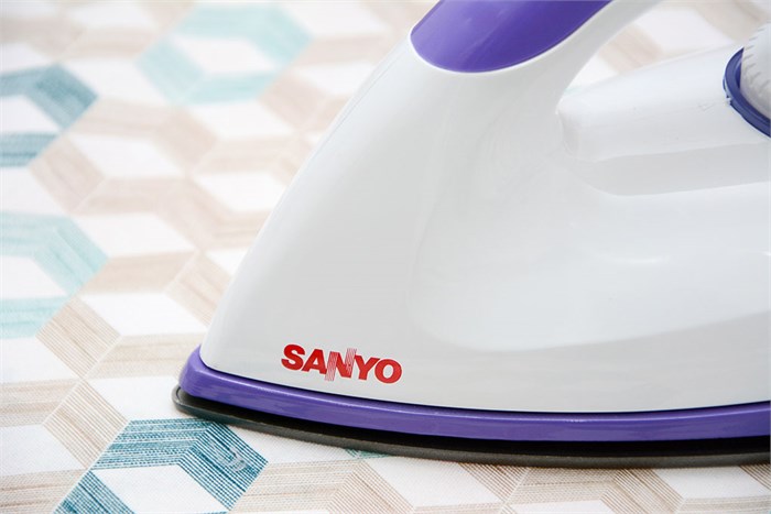 Bàn ủi khô Sanyo A-D1282 Màu Trắng - Tím