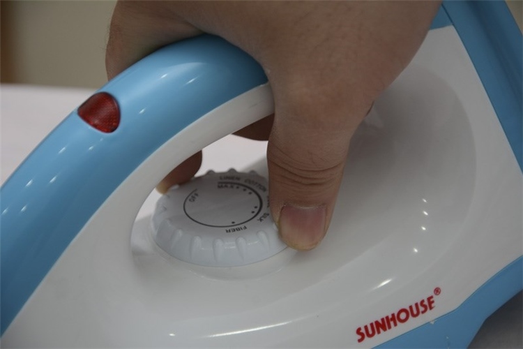 Bàn là Sunhouse SHDI1071 Màu Trắng - Xanh