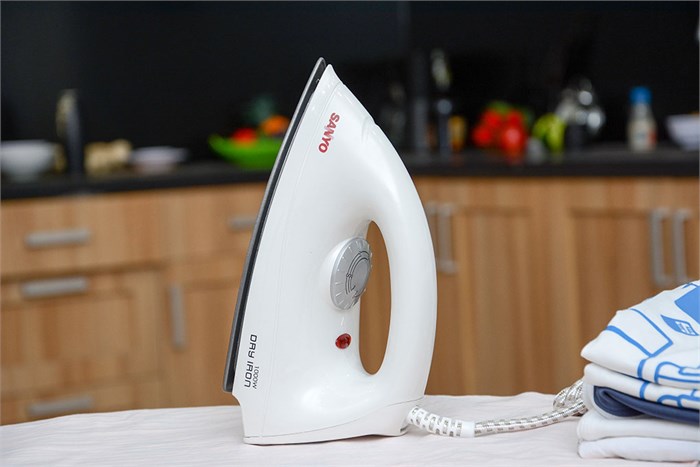 Bàn ủi khô Sanyo A-D1182 Màu Trắng
