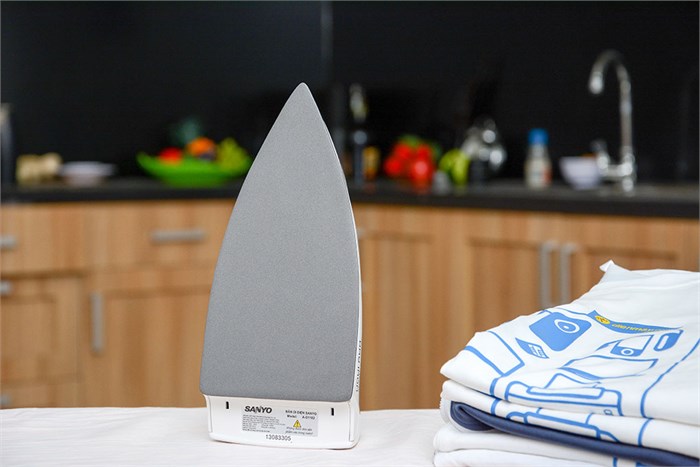 Bàn ủi khô Sanyo A-D1182 Màu Trắng